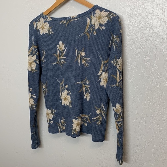 3/$25 Paper Crane Front Tie Shirt, Size Small - Picture 11 of 13